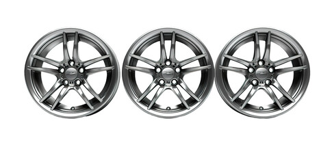 Obraz premium Three silver rim wheels over isolated transparent background