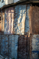 un mur de métal dans un bidon ville de la ville de Dakar au Sénégal en Afrique