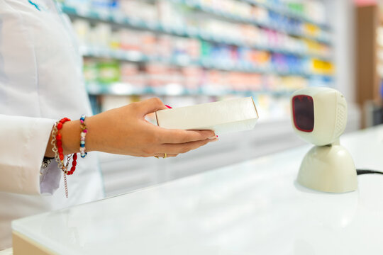Seller scanning box with barcode reader in store