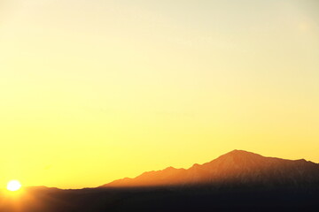 日の出と越後駒ケ岳