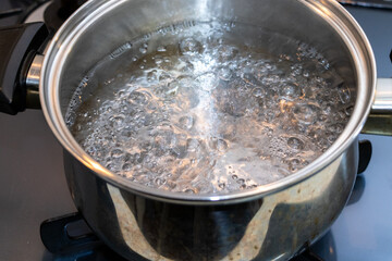 金属鍋の中で沸騰する水