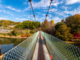 秋晴れの信貴山のダム湖と吊り橋の風景