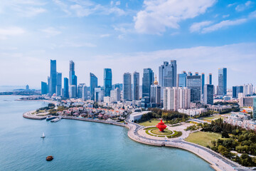 Obraz premium Aerial photography of the coastline and skyline of Qingdao May Fourth Square, Shandong, China