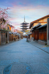 Fototapeta premium Yasaka Pagoda at Hokanji temple in Kyoto, Japan during full bloom cherry blossom in spring