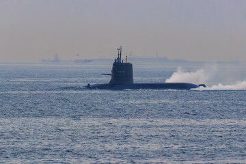 東京湾を浮上航行する海上自衛隊の潜水艦と美しい夕陽。

東海汽船東京湾〜伊豆諸島航路のさるびあ丸船上にて。
2023年11月1日〜5日撮影。
水中写真。

A Maritime Self-Defense Force submarine surfacing in Tokyo Bay and a beautiful sunset.

On board the ship Sarubia Maru on 