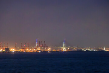 Naklejka premium 東京湾から眺める美しい横浜みなとみらいの夜景。東海汽船東京湾〜伊豆諸島航路のさるびあ丸船上にて。 2023年11月1日〜5日撮影。 水中写真。Beautiful night view of Yokohama Minato Mirai from Tokyo Bay.On board the ship Sarubia Maru on Tokai Kisen's Tokyo Bay to I