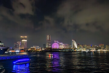 Fototapeta premium 東京湾から眺める美しい横浜みなとみらいの夜景。東海汽船東京湾〜伊豆諸島航路のさるびあ丸船上にて。 2023年11月1日〜5日撮影。 水中写真。Beautiful night view of Yokohama Minato Mirai from Tokyo Bay.On board the ship Sarubia Maru on Tokai Kisen's Tokyo Bay to I