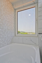 A large window was placed in front of the bathtub, creating a romantic space where you can view the outside environment