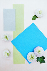 白背景に丸い菊の花と青い和紙で出来た法事イメージのコメントスペースのモックアップ