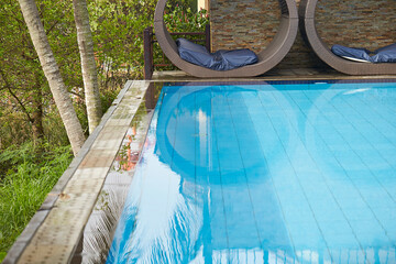 Obraz na płótnie Canvas swimming pool in the resort