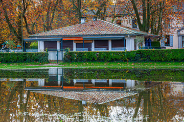 Jeux de reflets sur le Pâquier, à Annecy