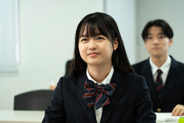 教室で勉強している制服の高校生
