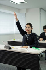 授業を受ける制服の高校生