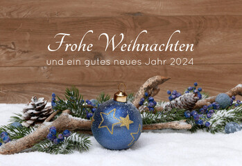 Weihnachtskarte: Blaue Weihnachtskugeln mit Tannenzweigen und Weihnachtsdekoration auf einer...