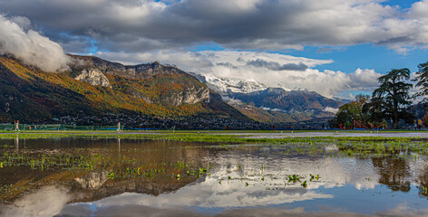 Fototapeta na wymiar Ambiance automnale sur le Lac d'Annecy
