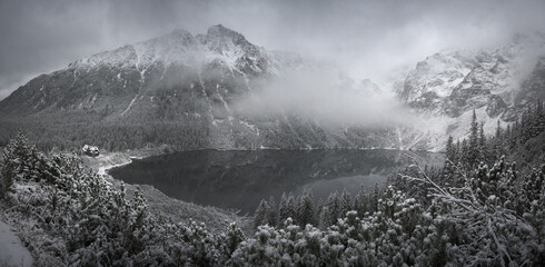 Panorama Morskiego Oka w Tatrach z widocznym budynkiem schroniska w pierwszych zimowych warunkach. - obrazy, fototapety, plakaty