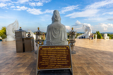 background of one of the major tourist attractions in Chiang Rai province of Thailand (Wat Huay Pla Kang) has Buddha statues, GudinnestatynTempel,tourists always come to make merit and take photos - obrazy, fototapety, plakaty