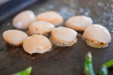 ホタテの貝柱を焼く