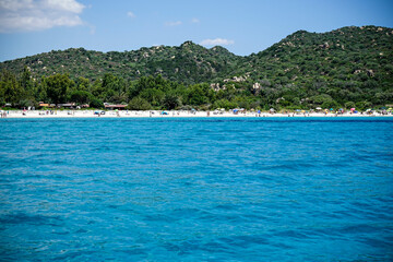 Acqua blu e limpida di una spiaggia in Sardegna