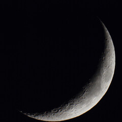 望遠鏡で撮影した月齢４.１の三日月