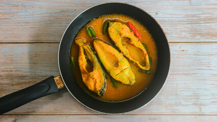 Tilapia fish curry in a Teflon pan 