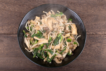 キノコと油揚げと高菜の炒め物