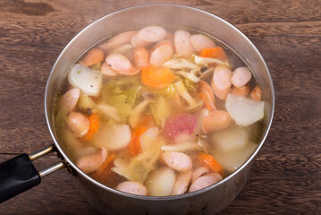 鍋の中のソーセージと野菜のスープ