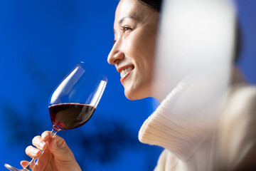 ワインを飲む女性