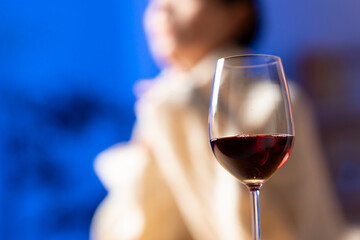 ワインを飲む女性
