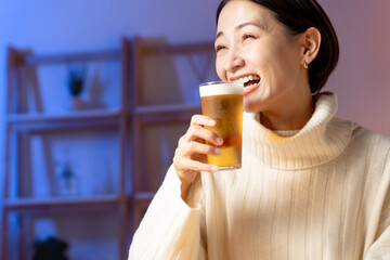 ビールを飲む女性 - obrazy, fototapety, plakaty