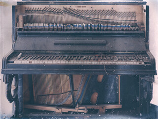 Obraz premium Lost place, brocken piano