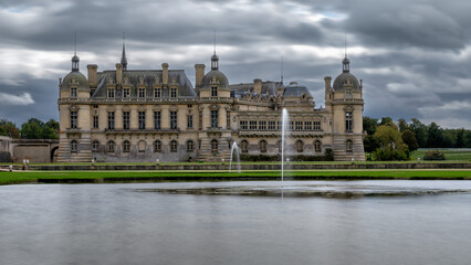 Fototapeta na wymiar Château de Chantilly sous un ciel orageux