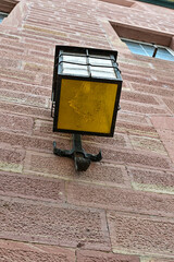 Alte Lampe mit gelbem Glas