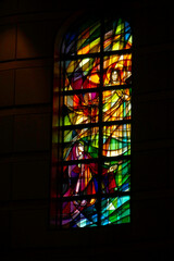buntes Kirchenfenster in der Kirche der Kinjo Gakuin University