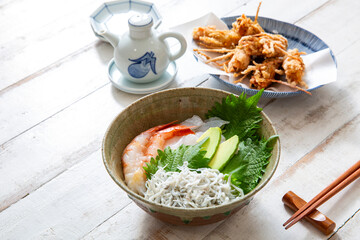 釜揚げシラスと海鮮丼、和食、家庭料理