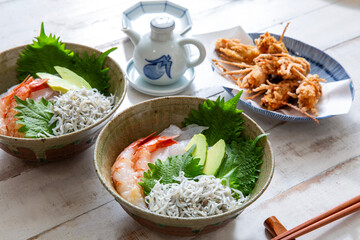 釜揚げシラスと海鮮丼、和食、家庭料理