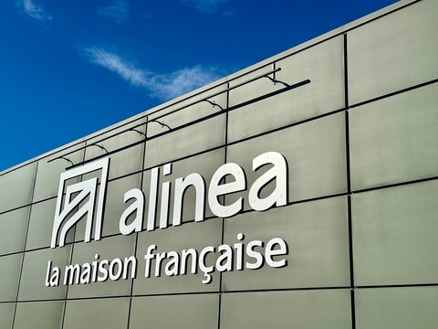 Enseigne Alinea sur un magasin