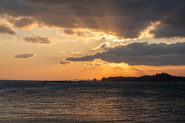 Fototapeta premium Beach scenery with clouds and sunrise