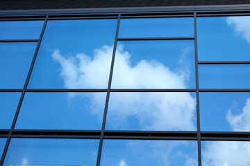 Fototapeta na wymiar 【名古屋】空と雲を映す高層ビルの窓