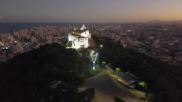 Convento da Penha com o ter&ccedil;o iluminado.