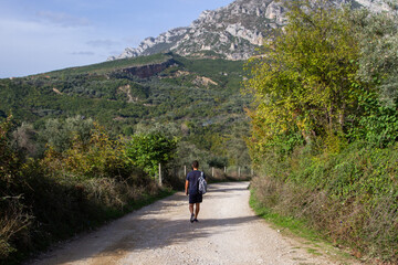 Obraz premium man walking along a mountain path