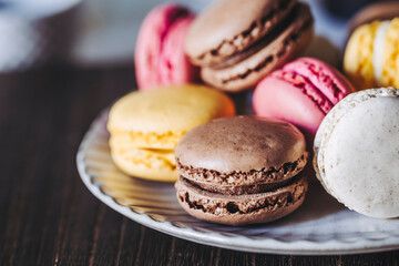 Assortiment de macarons colorés goût vanille chocolat citron et fraise - Dessert sucré français