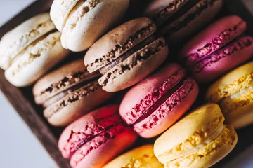 Keuken spatwand met foto Assortiment de macarons colorés goût vanille chocolat citron et fraise - Dessert sucré français © PicsArt