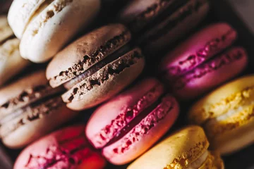 Foto op Aluminium Assortiment de macarons colorés goût vanille chocolat citron et fraise - Dessert sucré français © PicsArt