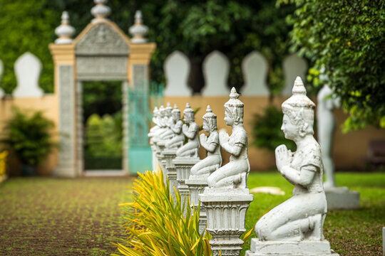 praying statues in garden