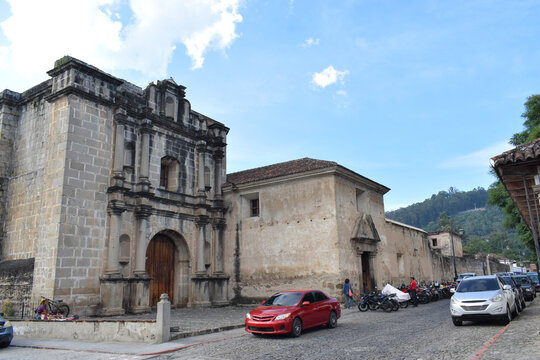 Fachada de las ruinas de la Iglesia y convento de Capuchinas en Antigua Guatemala.