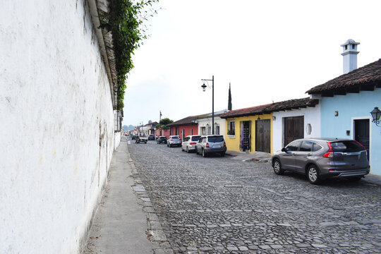 Caminando por la Cuarta avenida norte en Antigua Guatemala. 