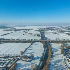 Ausblick über die Winterlandschaft bei Gunzenhausen zum zugefrorenen Altmühlsee