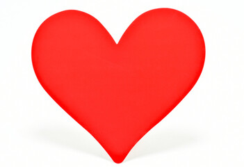 Corazón rojo sobre fondo blanco, concepto del día de San Valentín. 