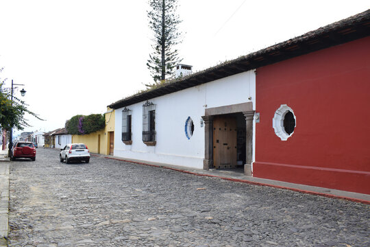 Cuarta Avenida Norte en Antigua Guatemala, calle de piedra en ciudad colonial.